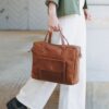 Elba lædertaske i brun uden crossover rem på.