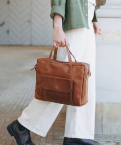 Elba lædertaske i brun uden crossover rem på.
